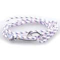 Dettaglio del bracciale nautico in corda intrecciata a più strati con gancio ad ancora - Blu Rosso Bianco