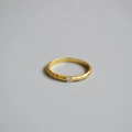 Minimalistischer gehammerter Goldring mit kleinem quadratischem Zirkon-Detail - US 6 / Gold