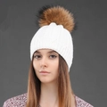 Gorro de punto blanco para invierno con pompón de pelo grande y diseño de trenzas - Punto de Torsade (S-08-3) / Blanco con Pompón de Color Natural