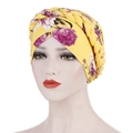Detail eines gelben Turban-Huts mit Blumenmuster, Zopfdesign und weichem Milchseidenstoff - M (56-58cm) / Gelb