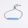 Makro-Detail des regenbogenfarbenen Edelstahl-Armbands mit verstellbarem Schiebeverschluss - Regenbogenfarben