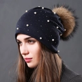 Gorro de algodón azul marino con perlas, strass y un gran pompón de piel marrón - Azul Marino + Pompon de Color Natural