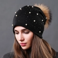 Gorro de punto negro con perlas blancas, cristales y pompón grande de piel sintética marrón - Negro + Pompon de Color Natural
