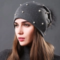 Dunkelgraue Strickmütze mit Perlen, Strasssteinen und großem Pelzbommel für Damen - Dunkelgrau + Dunkelgrauer Bommel