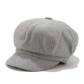 Gorra clásica tipo newsboy gris para hombre con vista de 45 grados sobre fondo blanco - M (56-58cm) / Gris claro