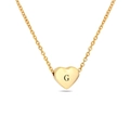 Dettaglio di un ciondolo a cuore dorato con la lettera G incisa su una catena sottile - Oro E
