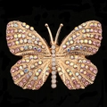Vista macro di accessorio a farfalla dorata con strass rosa e AB su sfondo nero - Rosa