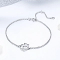 Vista macro di un bracciale a catena minimalista in argento sterling S925 con gatto - Argento 925 / Argento