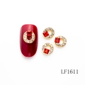 Joyas de aleación dorada para uñas con gema roja cuadrada y brillantes blancos - Estilo de Circonita Roja con Marco Redondo Dorado (LF1611)