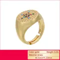 Makroansicht verstellbarer Messingring mit buntem Zirkonia-Sternenmuster in Goldoptik - Sternenmuster (VJ2B1) / Gold