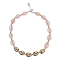 Detalle de un collar de conchas naturales con colgantes de metal dorado y cuentas - Beige