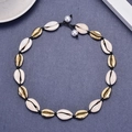 Collar gargantilla hecho a mano con conchas doradas y blancas con perlas en cordón - Collar de Conchas con Cordón Negro / Negro