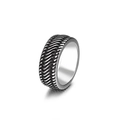 Anillo vintage de acero de titanio plateado con patrón de neumático y textura rugosa - US 7 / Color Acero