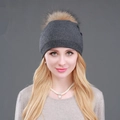 Dunkelgraue Strickmütze aus Wolle mit großem flauschigem Pelzbommel für den Winter - Dunkelgrau + Naturfarbener Bommel