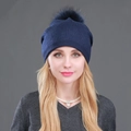 Berretto invernale in maglia blu scuro con morbido pompon in pelliccia sintetica - Blu Navy + Pompon Blu Navy