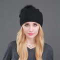 Damenstrickmütze in Schwarz mit großem Pelzbommel für winterliche Wärme und Komfort - Schwarz + Schwarzer Pompon