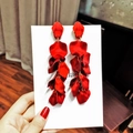 Orecchini lunghi a petalo di fiore rosso a strati con una finitura opaca morbida - Rosa Rossa (Perno per orecchini in acciaio)