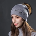 Bonnet en tricot gris pour femme avec perles, strass et grand pompon en fourrure de raton - Taille unique / Gris + Pompon de Couleur Naturelle