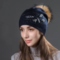 Bonnet en tricot bleu marine avec perles, strass et un gros pompon en fausse fourrure - Taille unique / Bleu Marine + Pompon Naturel