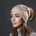 Bonnet en tricot beige orné de perles, strass et un pompon en fourrure marron dégradé - Taille unique / Beige + Pompon Naturel