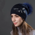 Bonnet en tricot bleu marine avec perles, strass et grand pompon en fourrure pour femmes - Taille unique / Bleu Marine + Pompon Bleu Marine
