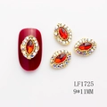 Charm de uña de marquesa roja con cristales de colores y base dorada en uña roja - Estilo Marquesa Rojo (1725)