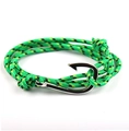 Dettaglio del bracciale in paracord verde e nero con chiusura ad ancora a amo d'argento - verde scuro