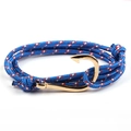 Dettaglio del bracciale nautico in corda intrecciata blu con chiusura a amo dorata - Blu/Punti Rosso Bianchi-Amo Dorato