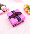 Vista dall'alto di scatola regalo rosa con cuori, nastro elegante e dettaglio fiocco - Celeste