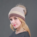 Gebreide damesmuts met warme fleecevoering en pluizige pompon van echt bont - Khaki + Natuurlijke Kleur Pompon