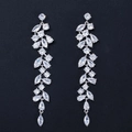 Orecchini a nappa in argento con design a petalo e scintillanti pietre di zircone - Platino