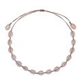 Detailaufnahme der handgefertigten Kaurimuschel-Halskette mit beiger Kordel - Beige - Muschelhalskette