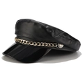 Vista lateral de gorra de cuero sintético negro con cadena dorada y hebilla de plata - M(56-58cm) / Decoración de Cadena / Negro (Cuero PU)