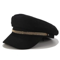 Détail d'une casquette gavroche en laine noire ornée d'une chaîne en métal doré - M(56-58cm) / Décor de Chaîne en Épi / Noir (Laine)