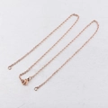 Detalle de una cadena de acero inoxidable en oro rosa con práctico cierre de mosquetón - Oro Rosa (2mm) 45cm