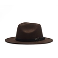 Dettaglio di un cappello fedora in lana marrone con nastro in pelle nera e fibbia oro - Adulto 56-60cm / caffè