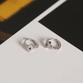 Détail de boucles d'oreilles en argent S925 avec œil de démon serti de diamants et saphir - Boucles d'Oreilles Mauvais Œil - Couleur Platine