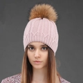 Gorro de invierno de punto rosa pálido con trenzas y pompón de piel sintética marrón - Punto de Torsade (S-08-3) / Rosa + Pompon de Color Natural