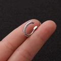 Dettaglio di un ear cuff in argento a forma di U con pietre di zircone rettangolari - 2# Rettangolo