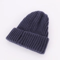Dicke dunkelblaue Rippstrickmütze mit breitem Umschlag für winterliche Wärme - Einheitsgröße / Marineblau
