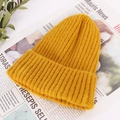 Dicke gerippte Strickmütze in leuchtendem Gelb für Wärme und Wintermode - Einheitsgröße / Gelb