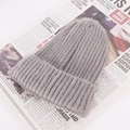 Dicke graue Strickmütze mit Umschlag auf einer stylischen Zeitung für Damen im Winter - Einheitsgröße / Hellgrau