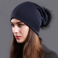 Donkerblauwe gebreide muts met bijpassende grote imitatiebont pompon voor de winter - Marineblauw + Marineblauwe Pompon