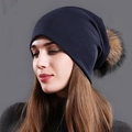 Donkerblauwe gebreide muts met een grote bruine pompon van imitatiebont - Marineblauw + Natuurlijke Kleur Pompon