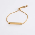 Details eines verstellbaren Gold-Box-Kettenarmbands mit rechteckigem Gravur-Bar - Gold