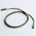 Bracciale intrecciato verde regolabile con dettagli colorati su uno sfondo bianco - Verde Multicolore