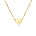 Dettaglio macro del ciondolo a cuore dorato con lettera O incisa al laser su catena - Oro N