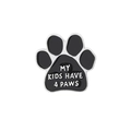 Detail der Emaille-Hundepfoten-Brosche mit My Kids Have 4 Paws Text auf Weiß - MY KIDS HAVE 4 PAWS / Schwarz Silber