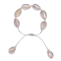 Detailaufnahme des handgefertigten weißen Muschel-Fußkettchens mit verstellbarer Baumwollschnur - Reinweiß - Muschelarmband