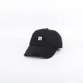 Detail van wit geborduurde letter m op een zwarte katoenen sportieve honkbalpet - M (56-58cm) / Zwart